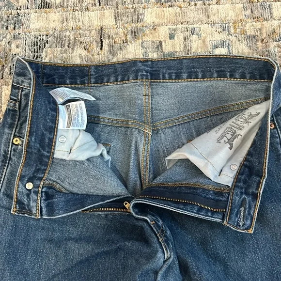 Men’s Levi’s 550 blue jeans. The size is 33x30. - Picture 2 of 6